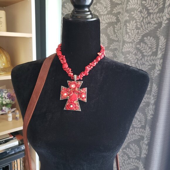 BEAUTIFUL STONE CROSS NECKLACE - Picture 9 of 9